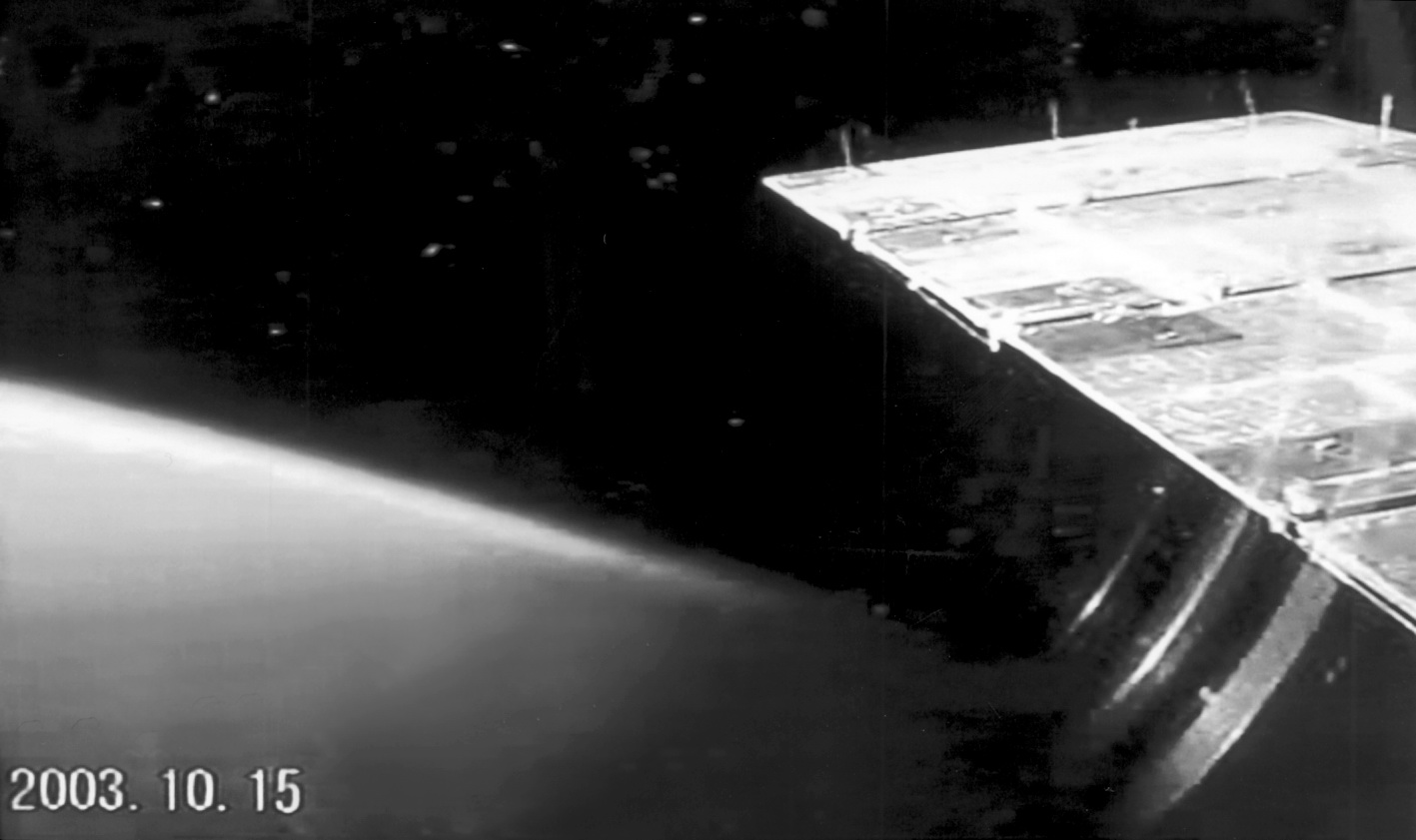 神舟五号与太空摄影