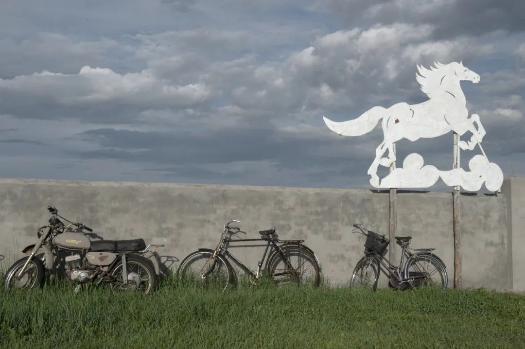 长生天低语时，她按下快门 | 《新游牧时光》饶永霞摄影作品展开幕