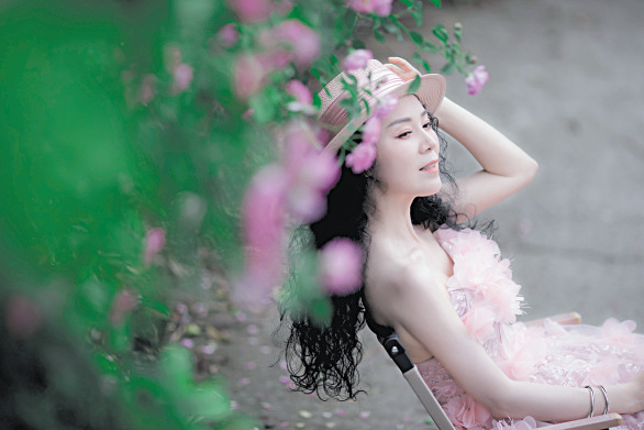 蔷薇花海中拍照，凸显人物气质