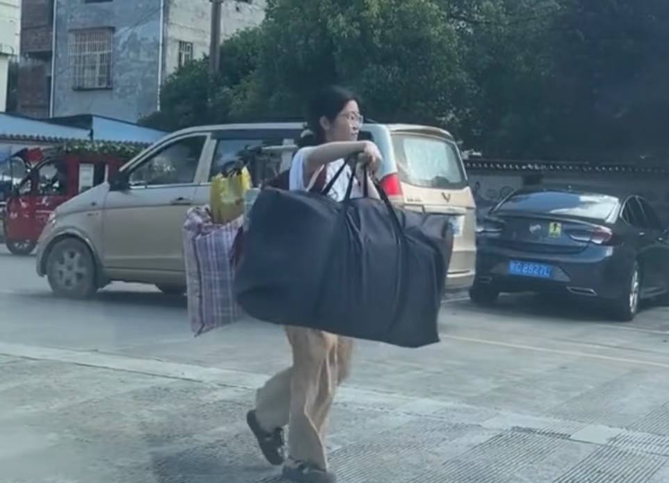流量时代的清流：别人晒鲜花她挑扁担，这个 00 后女孩为什么火遍全网？