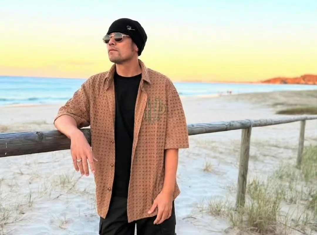 周杰伦与强直性脊柱炎的漫长抗争：舞台光芒背后的坚韧