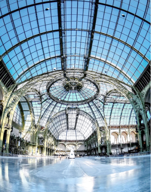 巴黎时装周：成熟与青春的时尚交响