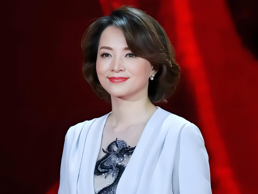 大家熟悉的主持人董卿看眼睛，好多人都在惦记她​