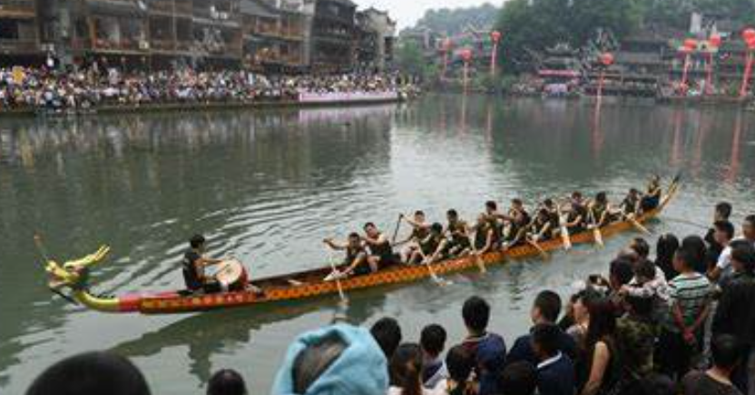 凤凰古城端午抢鸭子大赛：两百 “水上健儿” 激战沱江​