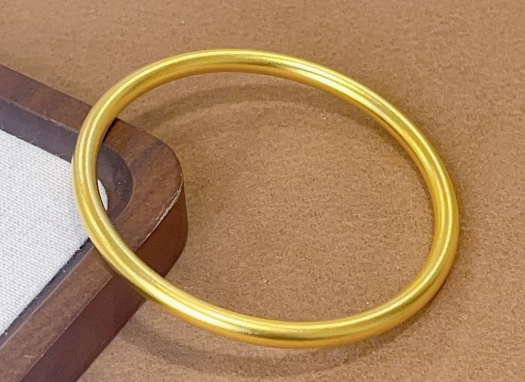 员工误扔近 40 万金镯，柳州阿姨捡到后归还失主，全网称赞