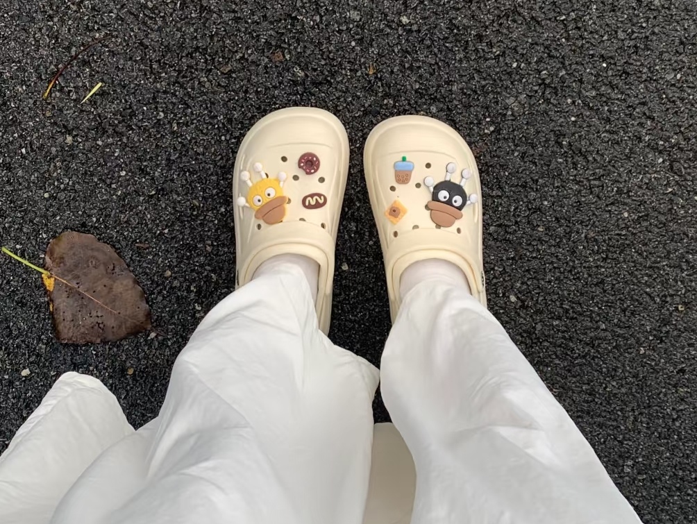 脚疼不是小事！穿洞洞鞋穿出筋膜炎，该怎么选鞋？