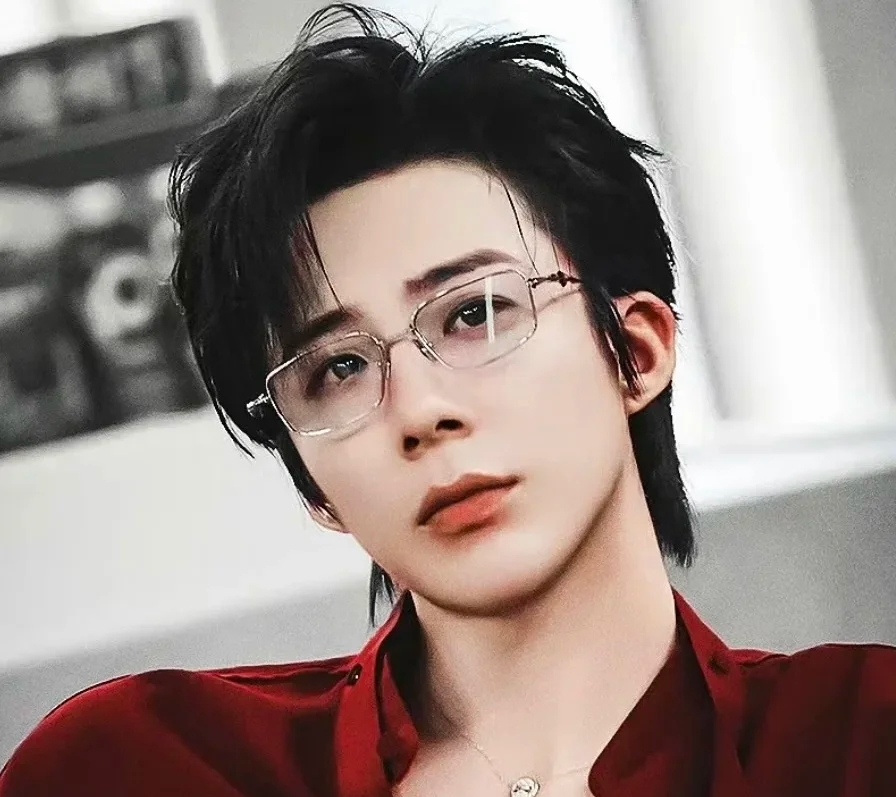 从老街歌手到顶流，刘宇宁为何三天不工作就急着开直播？