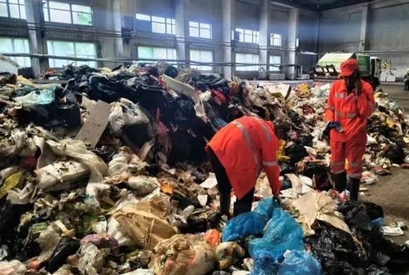 垃圾堆里 “寻宝”？大同环卫工 4 小时找回儿童表，官方：必须奖励