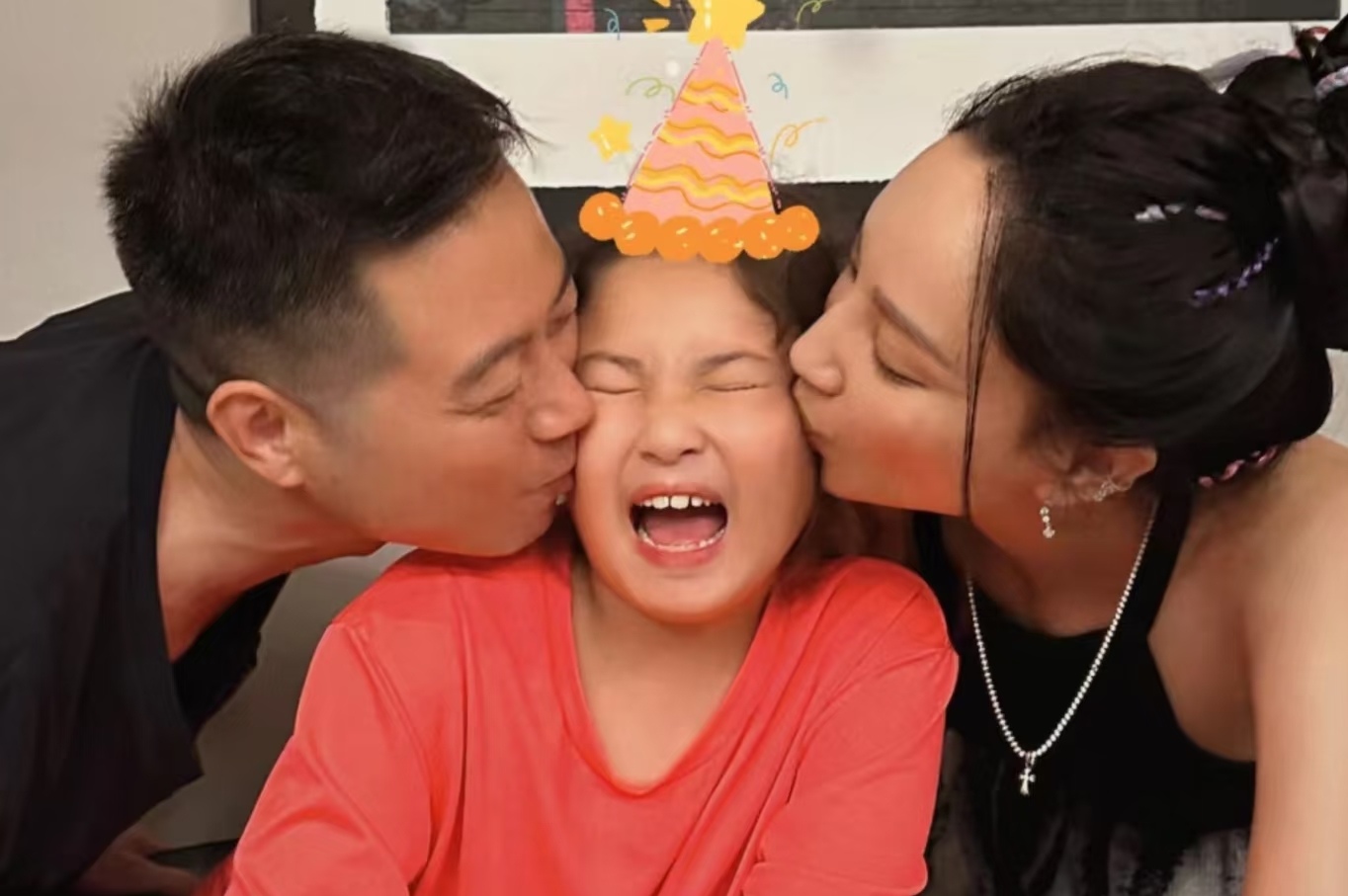 郑希怡晒与浸浸手工日常，10 岁女儿神复制妈妈颜值，太像了！