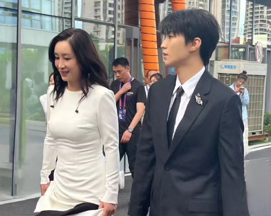 黑白光影映红毯！秦海璐王俊凯上合电影节再续 “姐弟” 情缘