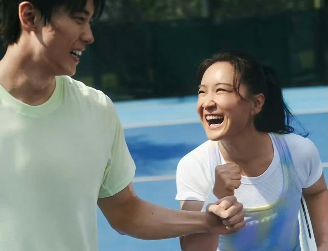 贾玲瘦出天鹅颈，和汪顺打网球，这对跨界组合太惊喜！