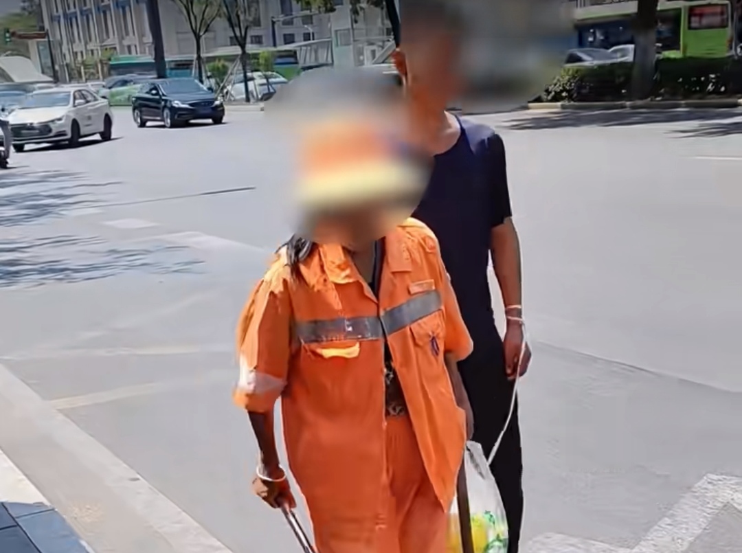 40℃街头，她牵着娃扫出一条生路