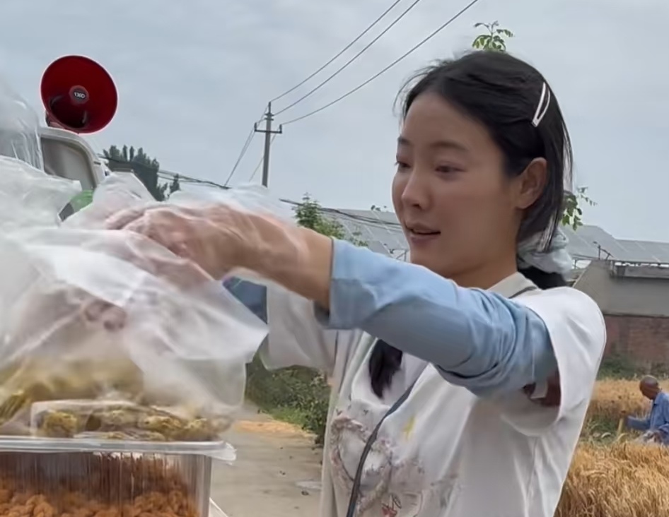 全村老人都在等她出摊：一场温暖的双向奔赴