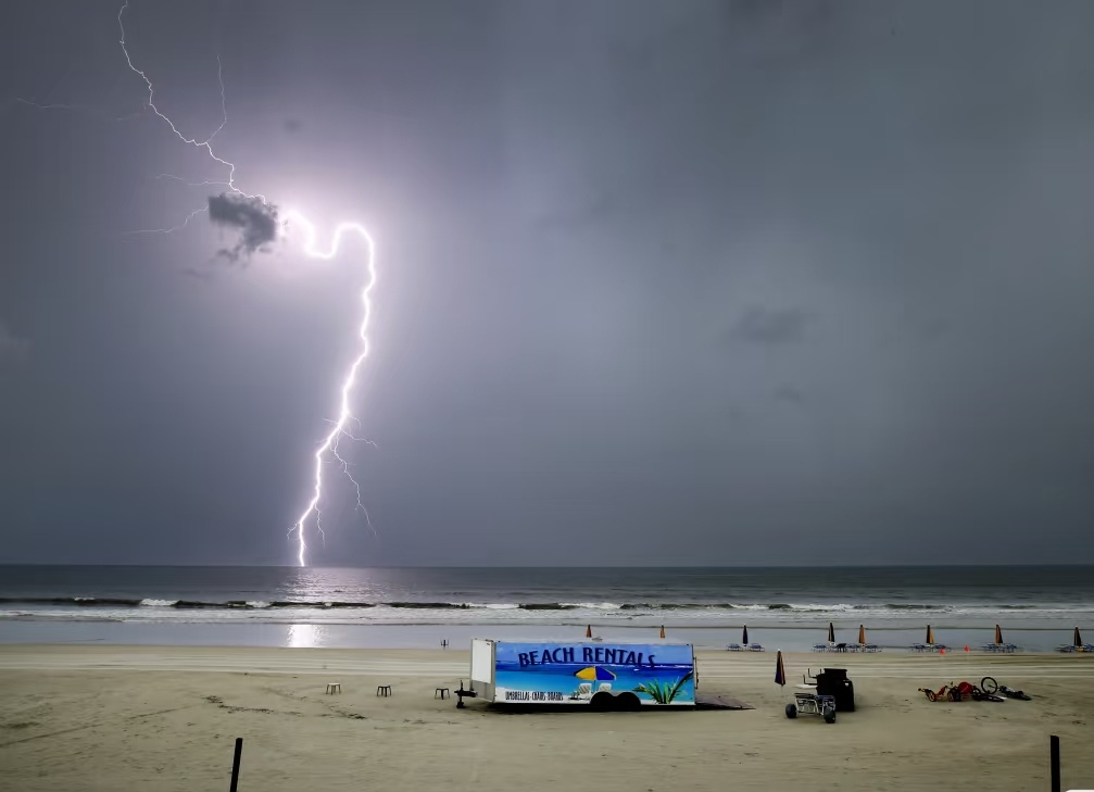 新婚 7 天蜜月变永别，23 岁新娘拍照时被雷击中，新郎重伤