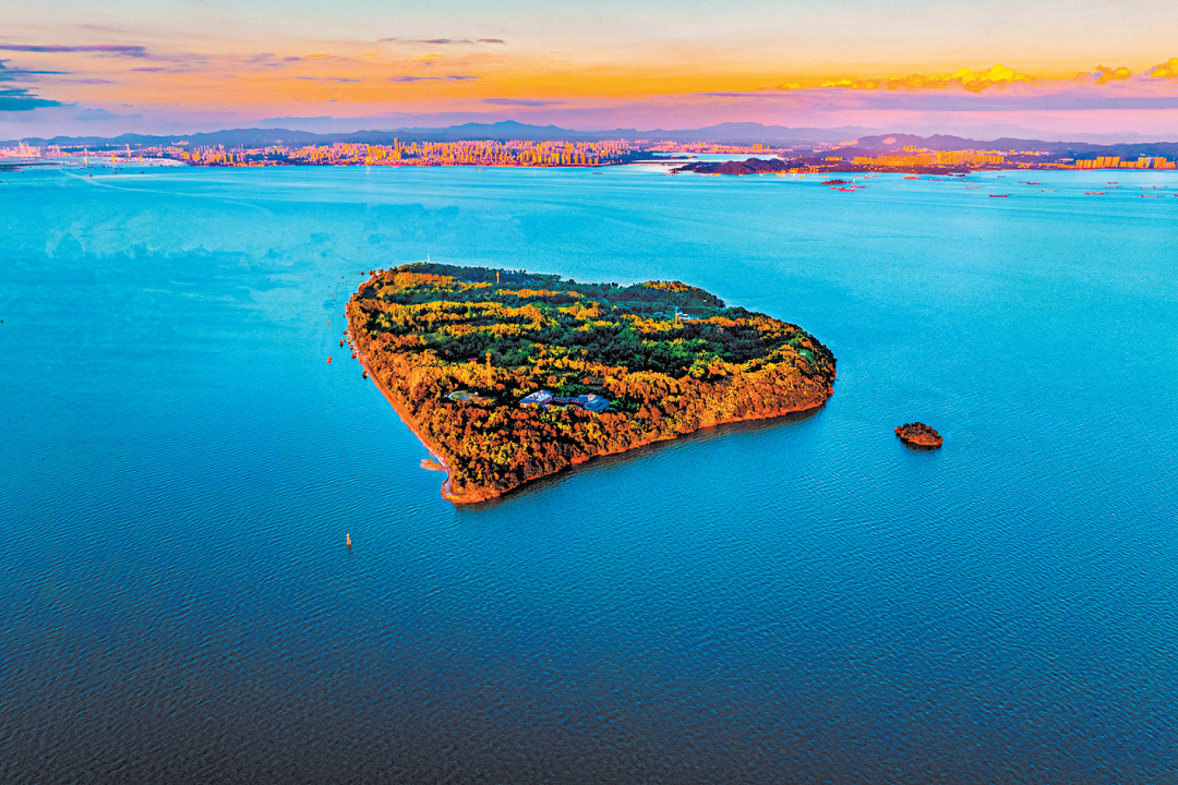 摄影重现刘禹锡笔下“青螺”诗境