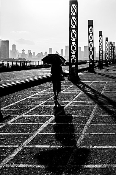 人物是与街头光影互动的主体