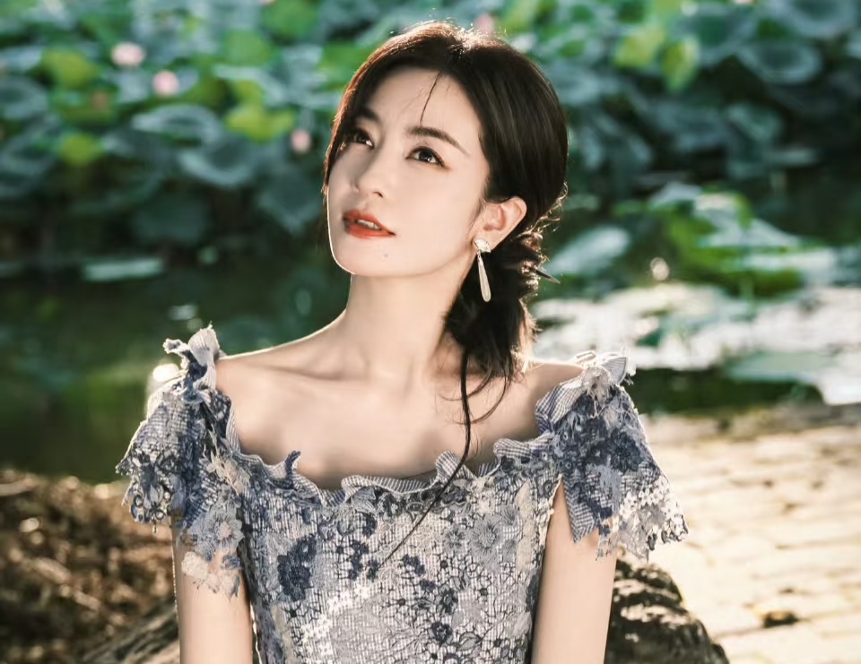 李晟一句反问炸上热搜：女人凭什么不能这么坐？