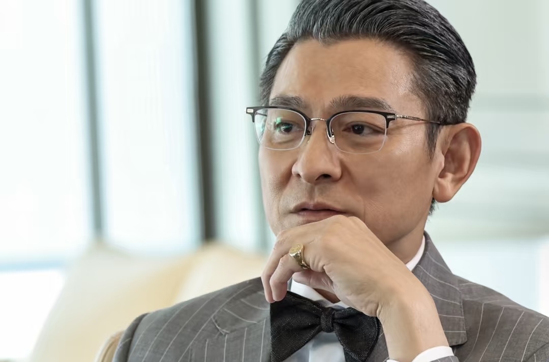 王晶曝娱乐圈旧事：刘德华被粉丝逼婚，成龙挨过粉丝耳光