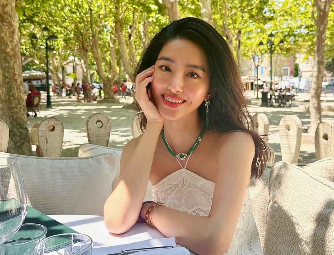 杨采钰晒照引热议，疑似香港生完娃了？