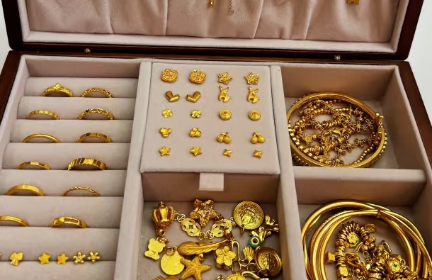 13 岁女孩邀网友住家引风波，姑姑结婚三金遭变卖