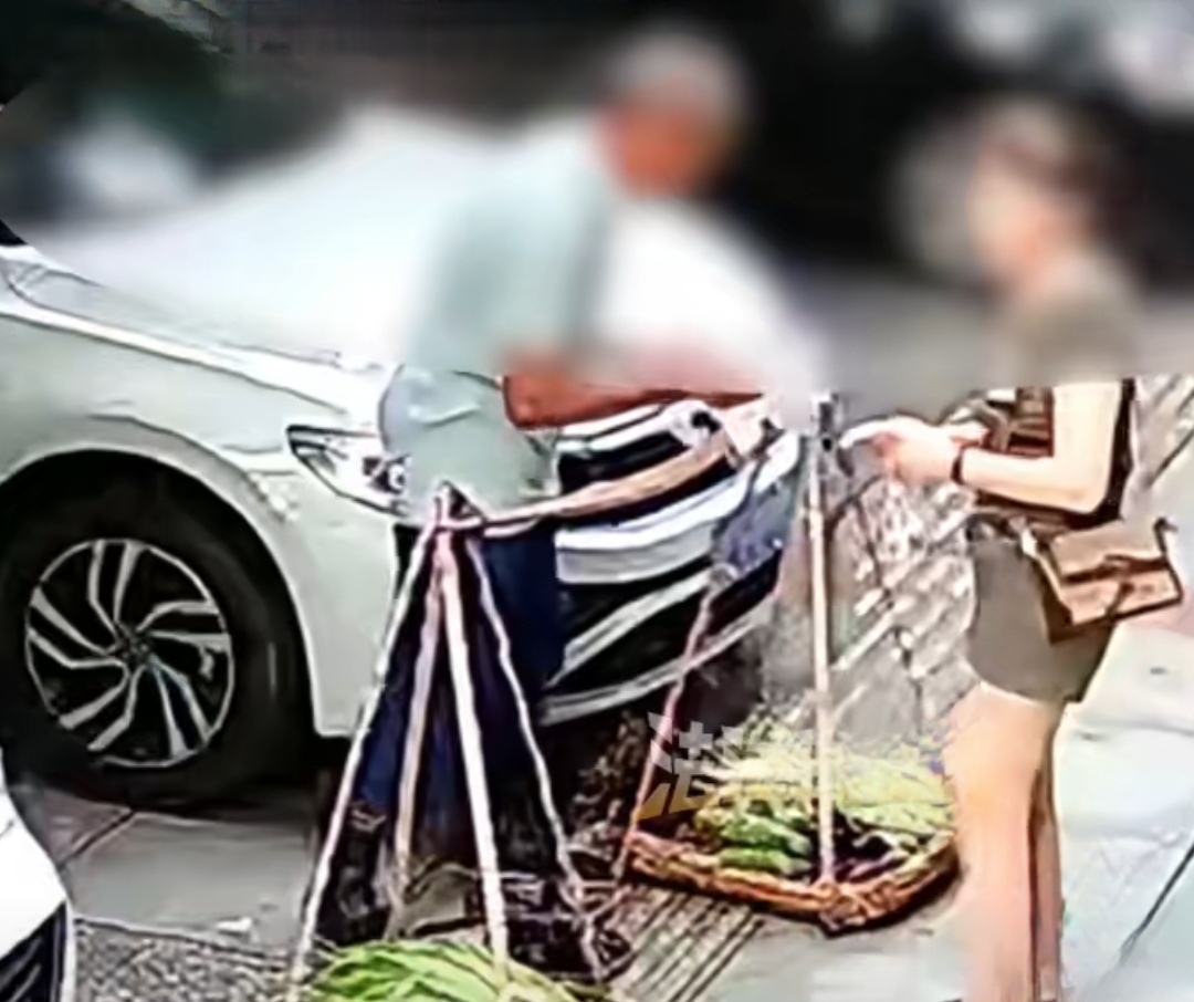 买菜递错钱！2000 块进了菜摊，大爷嘴硬：只收了 5 块