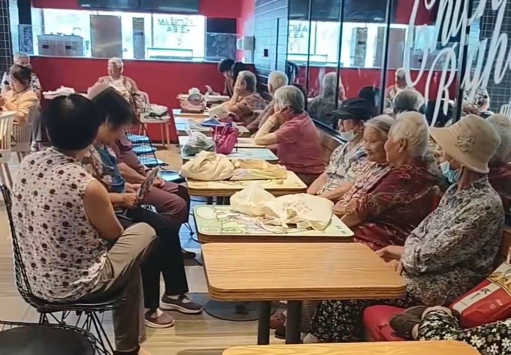 肯德基变 “乘凉点”？老人占座引众怒，到底谁有理？