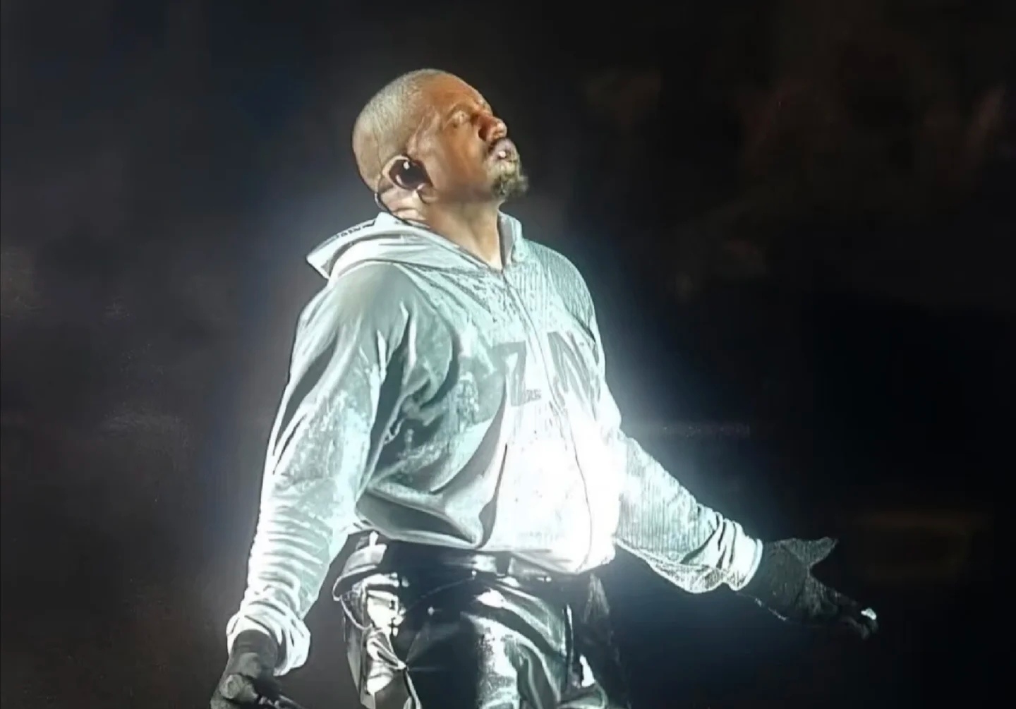 侃爷演唱会迟到还 “摆烂”？主办方道歉，观众：这票买得太糟心