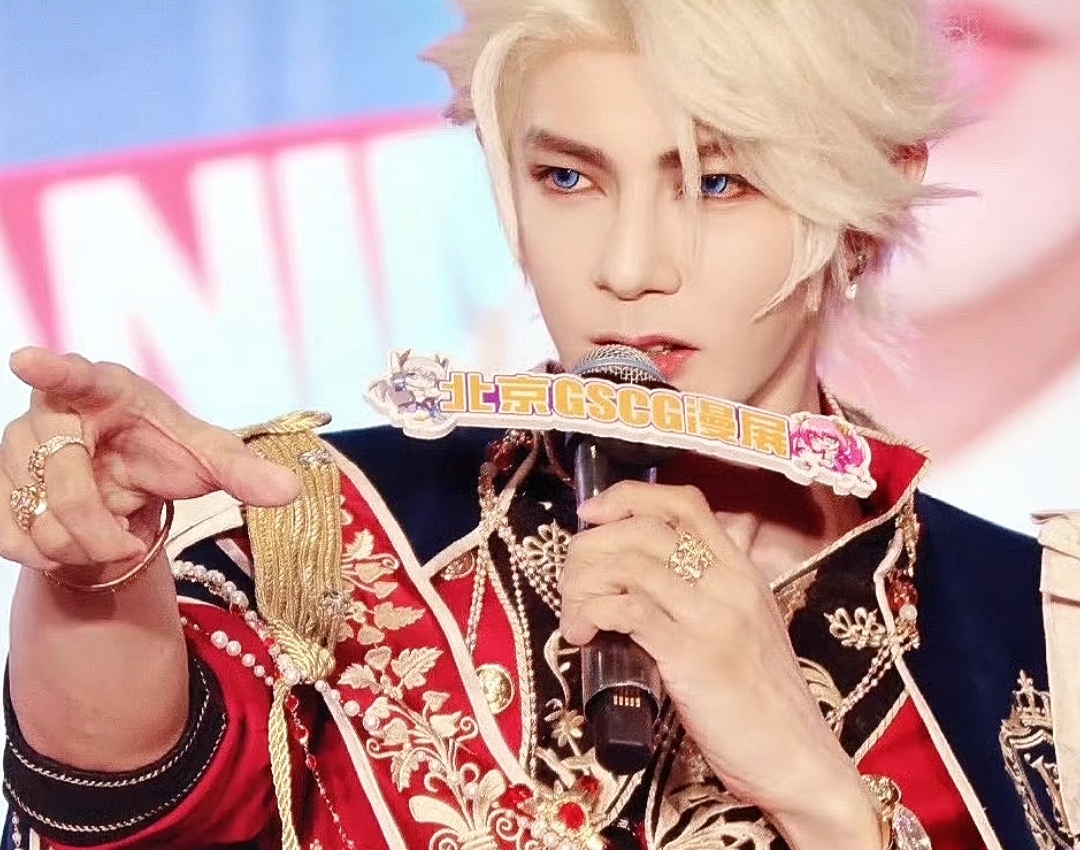 建模脸照进现实？冻龄男神汪东城放大招，白发 cos 杀疯了！