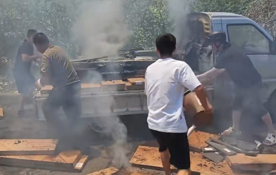 赶考途中遇火情 00 后消防员往返二十余次灭火：考试可补 生命至上