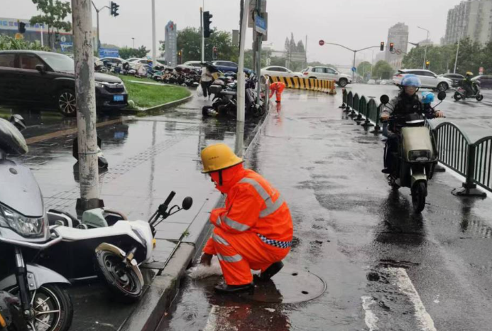 台风 “竹节草” 扫过上海，风雨中看见奔走的身影