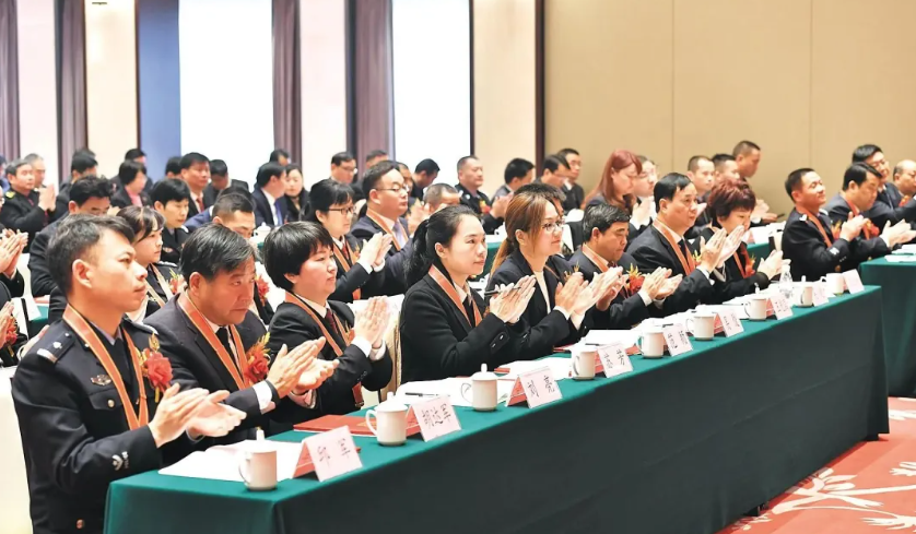 收入数字背后的真相：为何农民工日赚数百仍清贫，公务员月薪三千能置业​