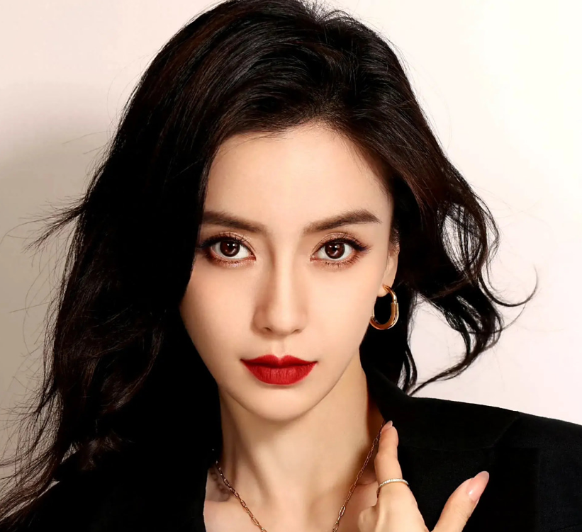 杨颖带娃闯时装周，离婚后更出彩，黄晓明亏大了