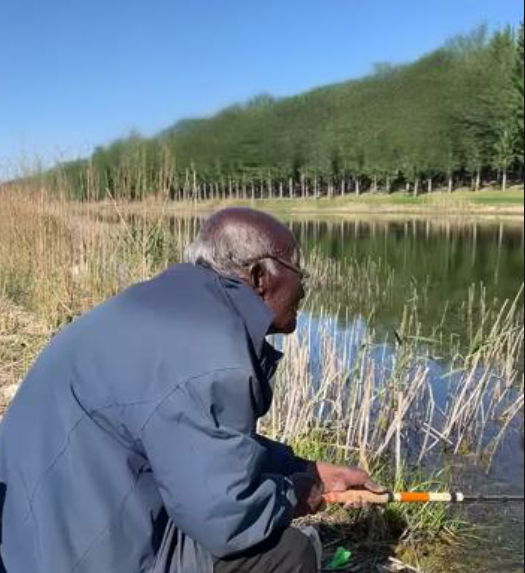 从湖畔到屏幕：“巧克力” 大爷的平凡治愈力！