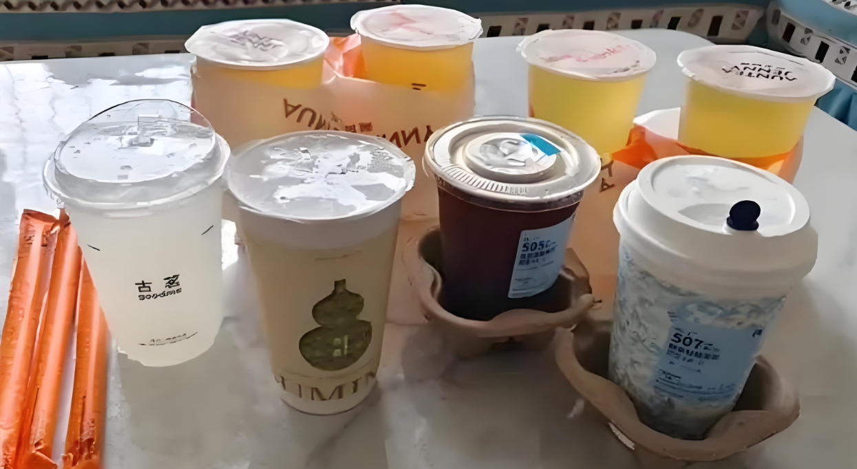 从一天九单到冰箱塞满奶茶：外卖商战下的狂欢与隐忧