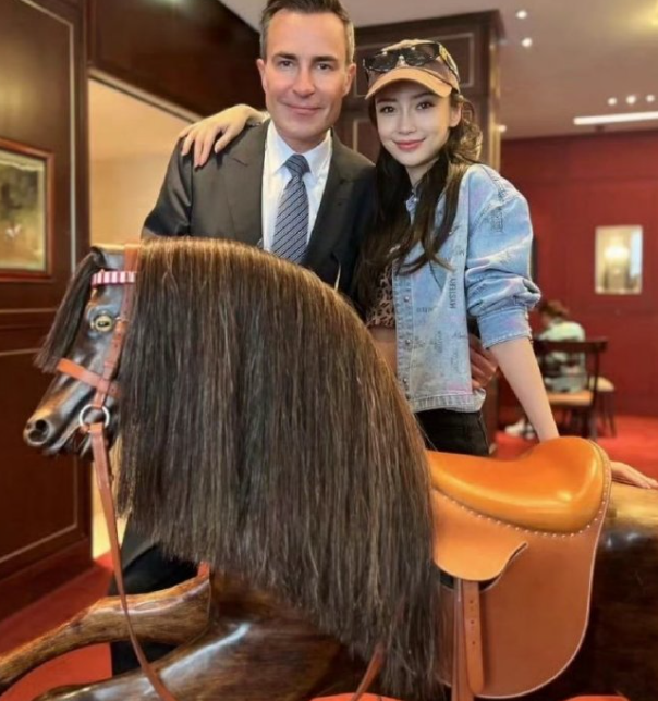 Angelababy和爱马仕总监