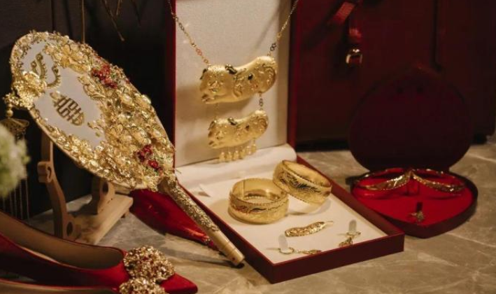 从买真金到租金饰：金价高企下，年轻人的结婚 “三金” 变形记