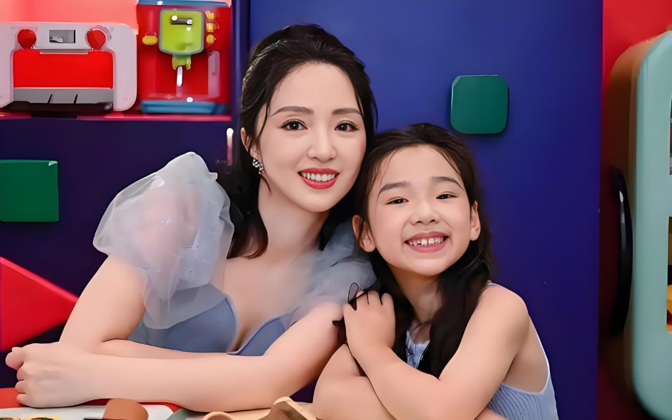 董璇状态松弛携女亮相，小酒窝活泼送糖圈粉