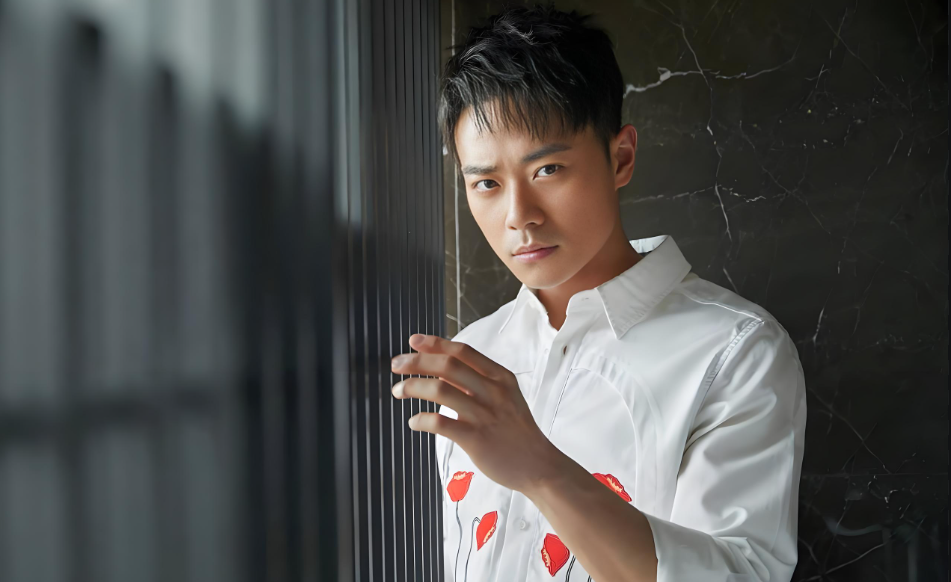 曹骏罕见现身，美女刻意避镜，感情动态引关注！