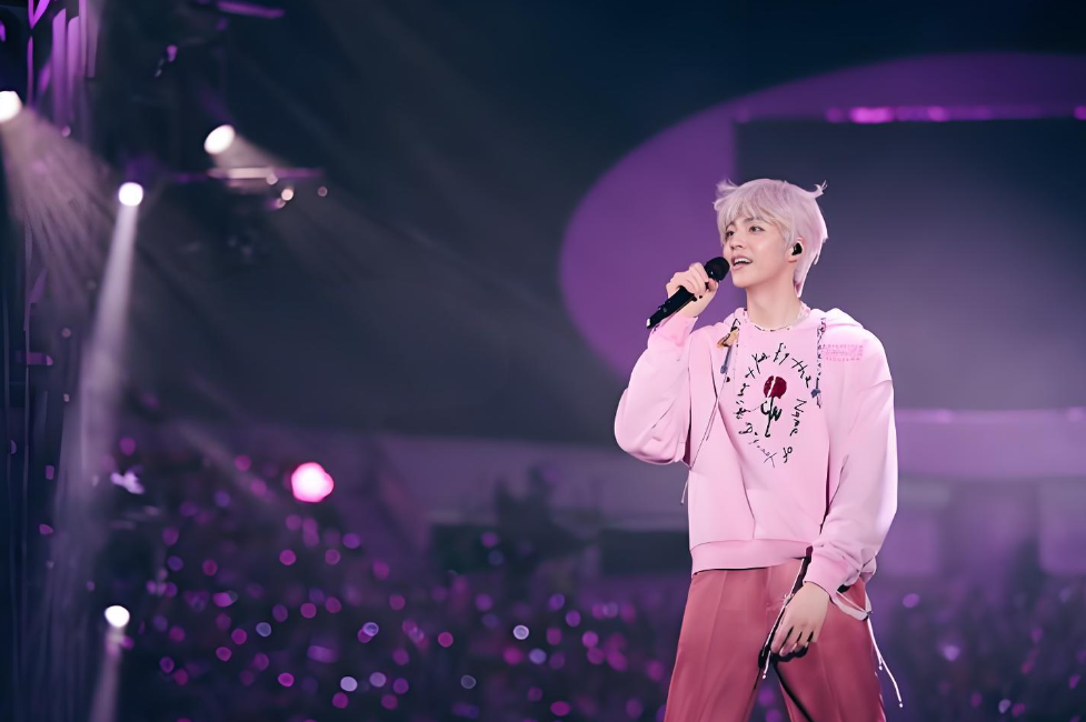 陈立农街头拥抱：一场卸下架子的温暖奔赴​