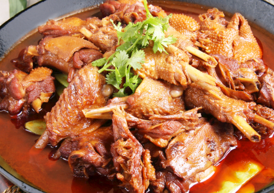 嘴馋铁锅炖大鹅，男子深夜偷鹅被拘留