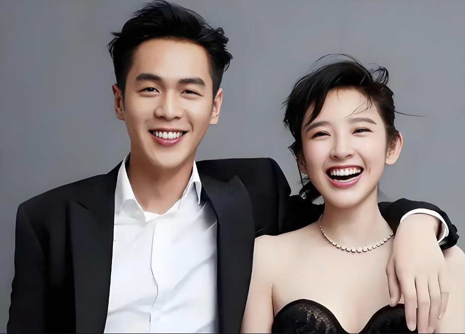 张若昀唐艺昕带娃海边度假，满屏都是幸福感！