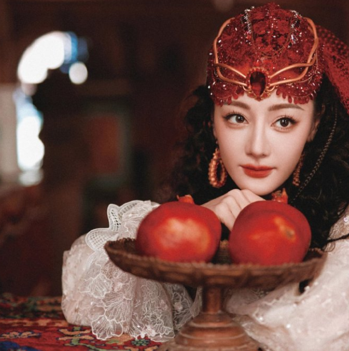 迪丽热巴：艾德莱斯绸下的文化使者，闪耀新疆之美