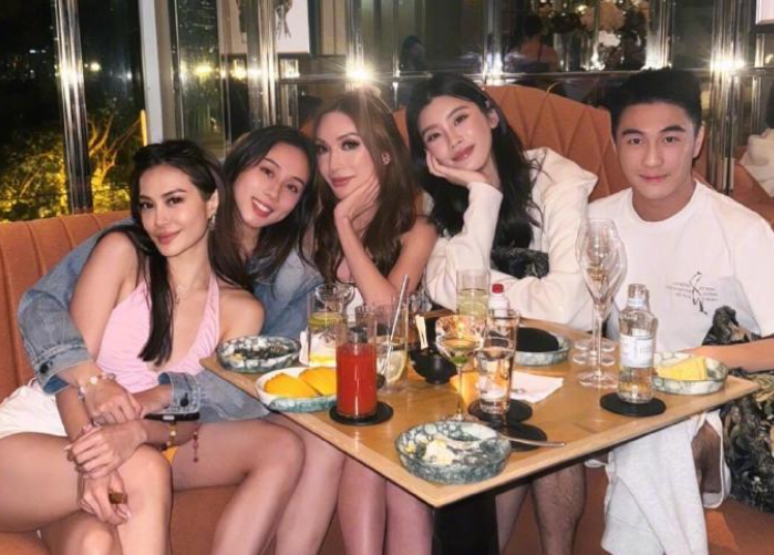 奚梦瑶何猷君为赌王外孙女庆生：家族相聚暖意浓