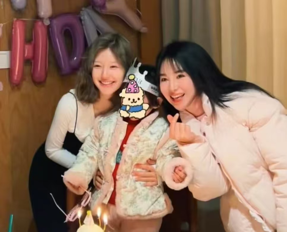 赵露思注销微博后，小谢发声：赵露思那句 “你笑起来美” 救了我