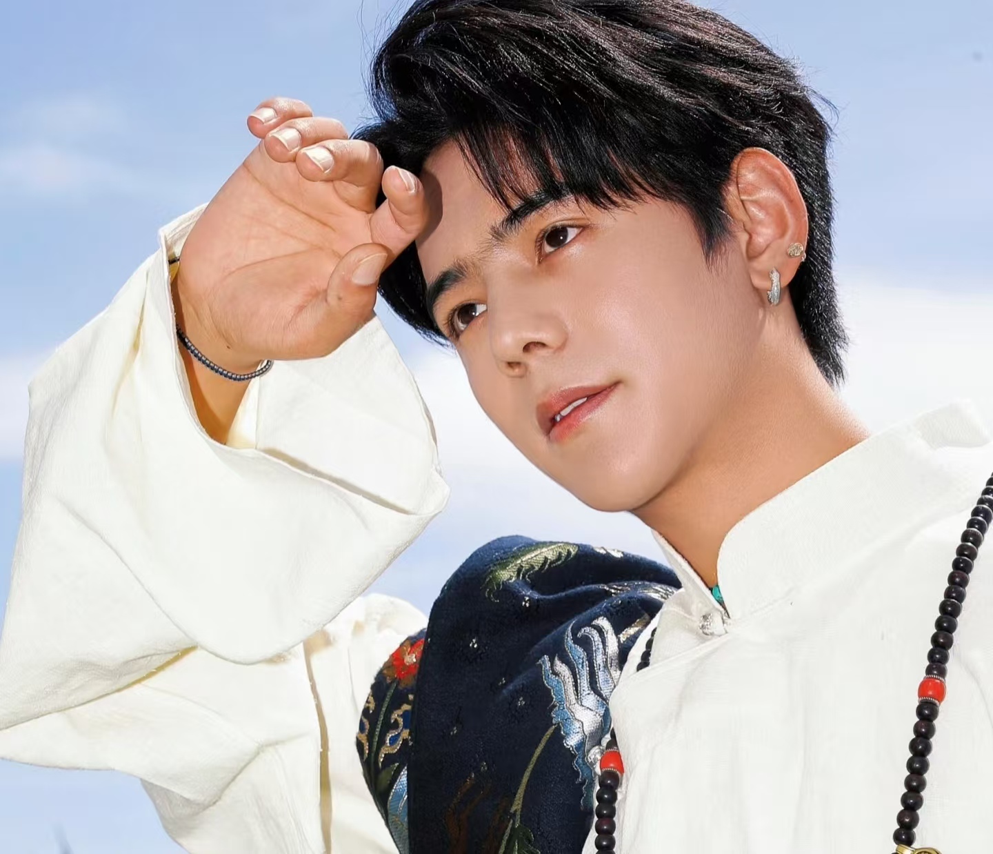 丁真的 “修行课”：在内娱捞金潮里守护自己的家乡