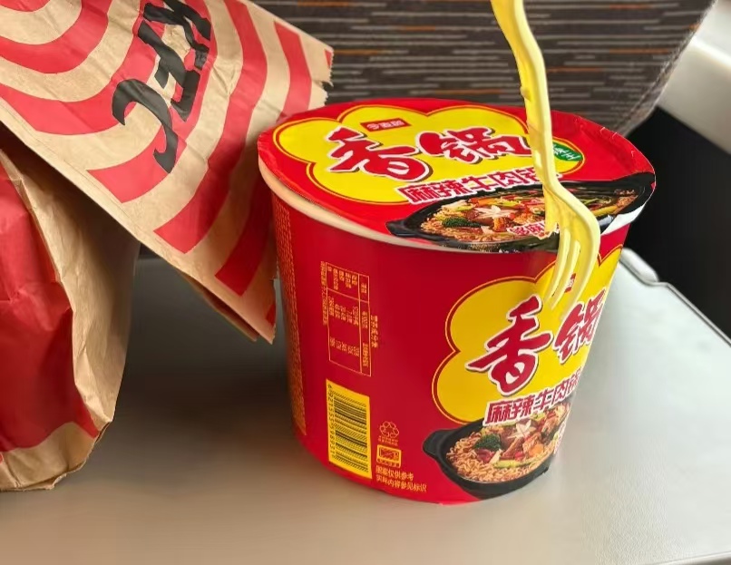 广州东站全面下架泡面，高铁站 “去泡面化” 引热议