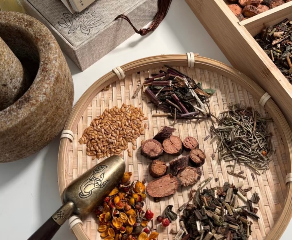 年轻人热衷 “以热制热” 中式养生，中医馆成网红打卡点