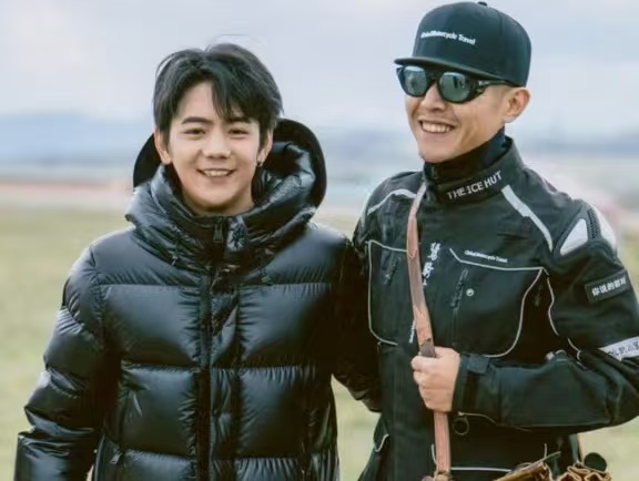 大冰为丁真泪崩：汉语差被嘲没文化，仍凭韧劲儿成家乡骄傲