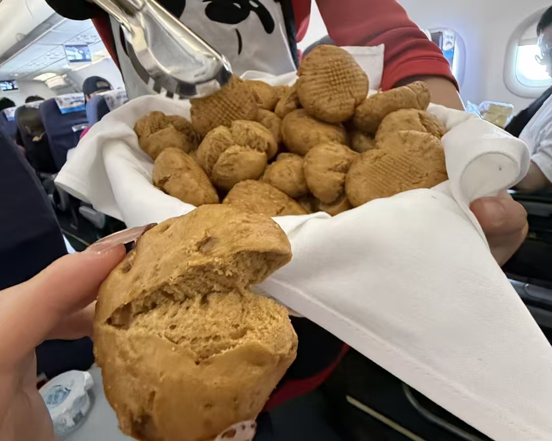 馒头惹谁了？川航发馒头被骂，网友：这波我站航空公司！