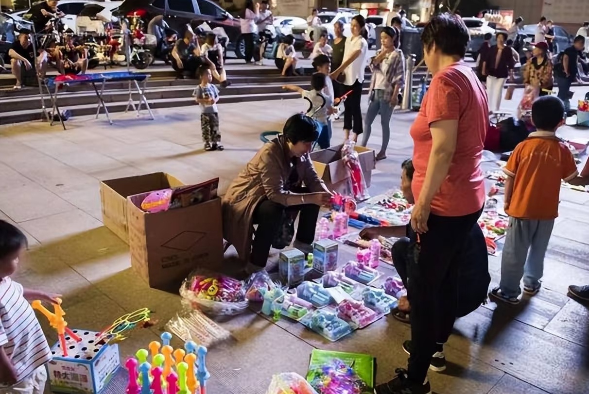 14 岁女孩摆摊卖玩具 25 天赚 2000 元，家长回应：本意是锻炼孩子